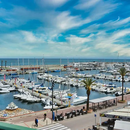 Lovely 51 M With Harbour View Apartment *